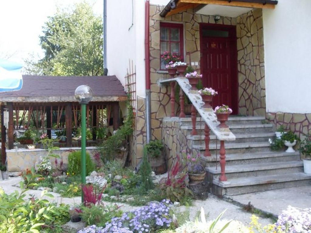 Veselata Guest House Dolna Banya Ngoại thất bức ảnh